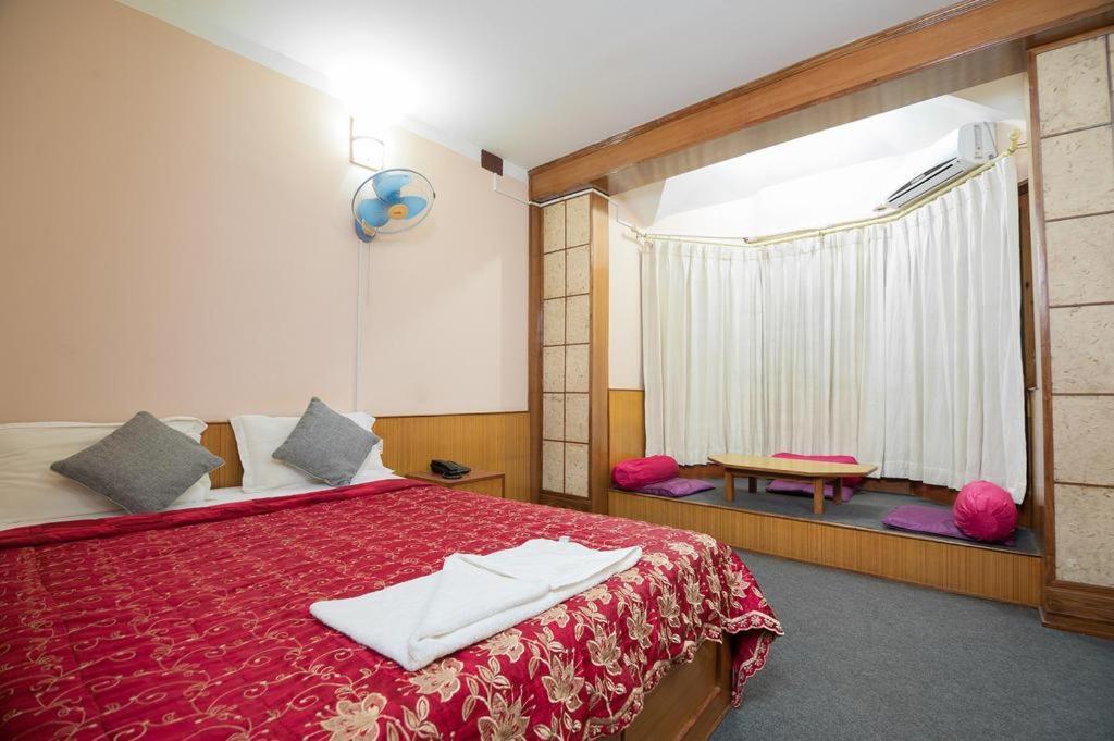 Hotel Candle Inn Покхара Экстерьер фото